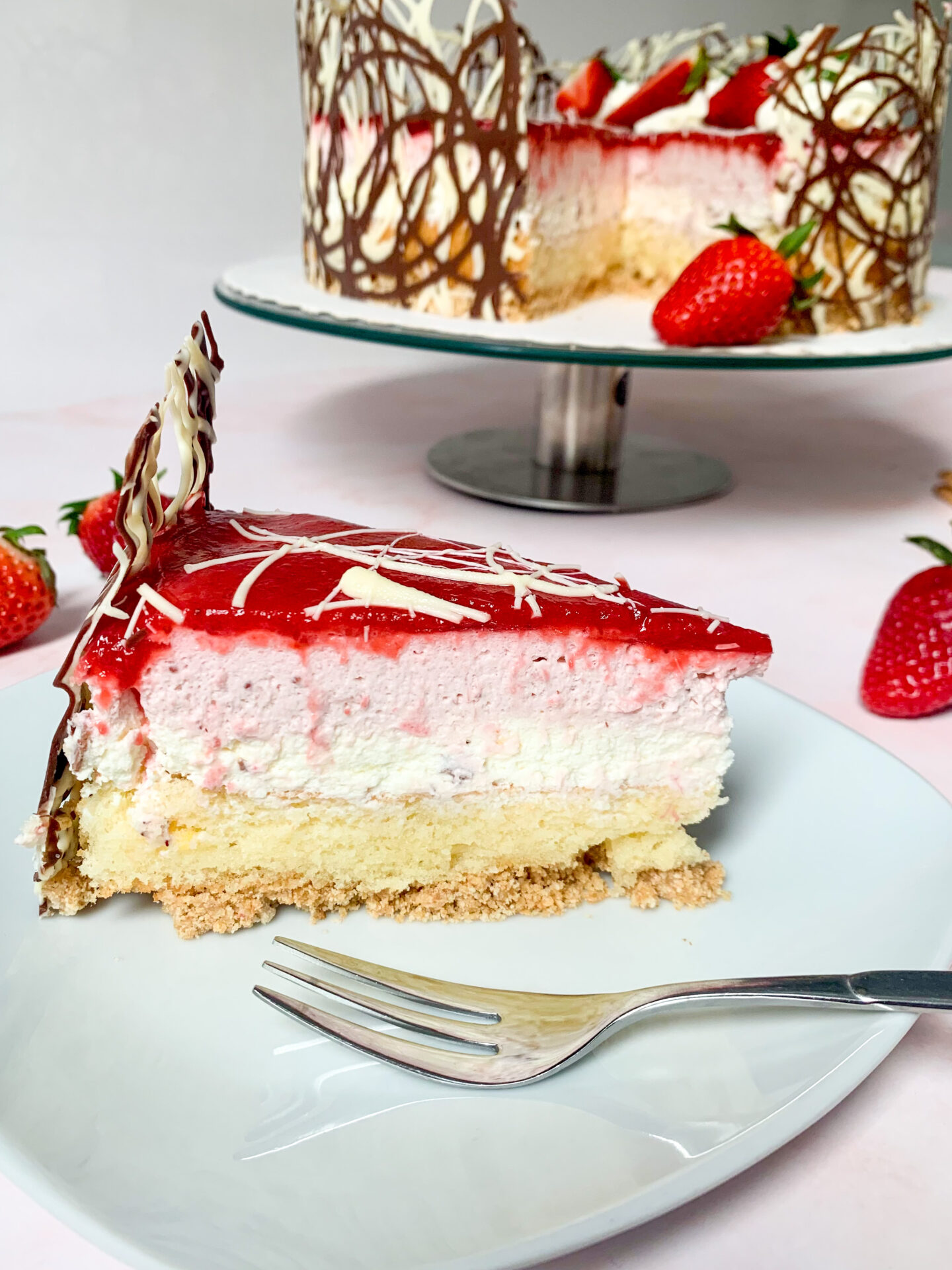 Das ist ein Foto von einer Erdbeertorte mit Joghurtcreme und Erdbeerspiegel.
