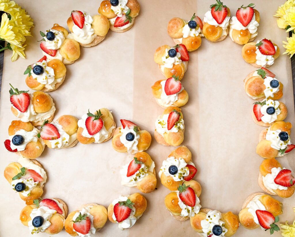 Da ist ein Foto von einem Saint Honoré Number Cake.  