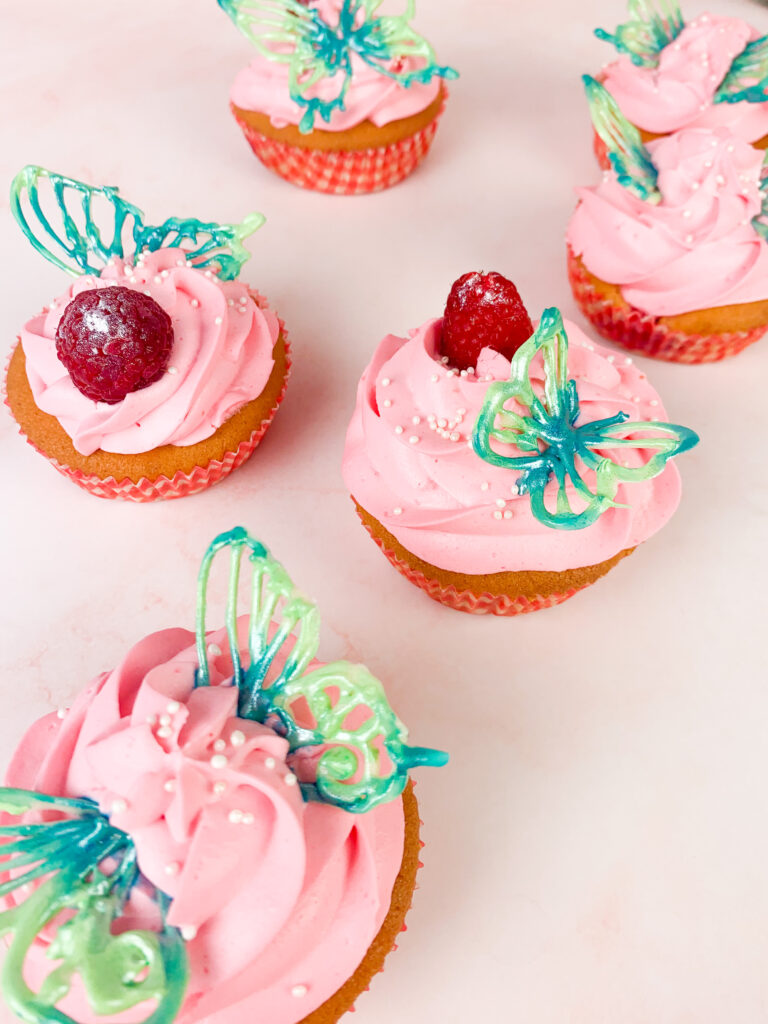 Das ist ein Foto von Himbeer-Cupcakes mit Pudding.
