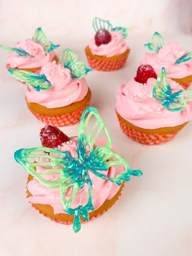Das ist ein Foto von Himbeer-Cupcakes mit Pudding.