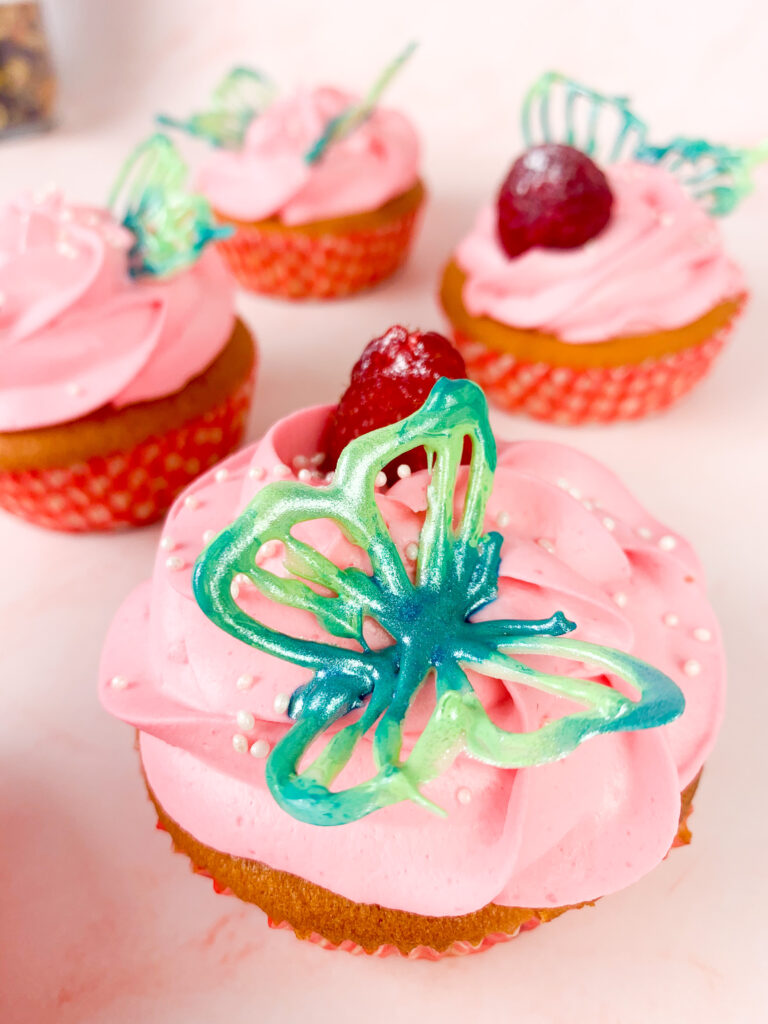 Das ist ein Foto von Himbeer-Cupcakes mit Pudding.
