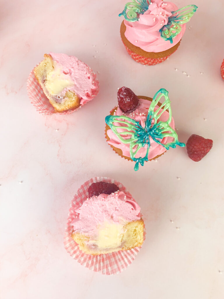 Das ist ein Foto von Himbeer-Cupcakes mit Pudding.