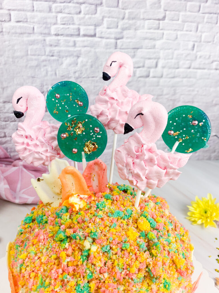 Das ist ein Foto von Isomalt-Lollis und Flamingos aus Baiser. 