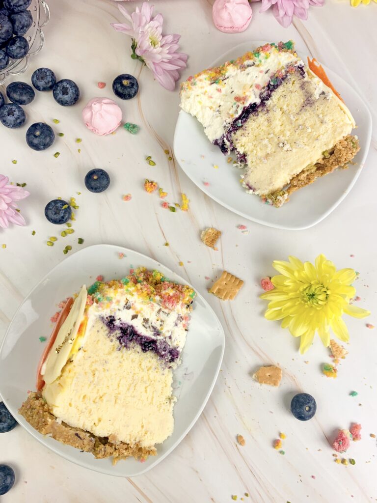 Das ist ein Foto des Anschnitts des japanischen Käsekuchen mit Topping. 