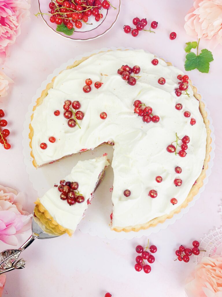 Das ist ein Foto von einer Johannisbeer-Joghurt-Torte. 