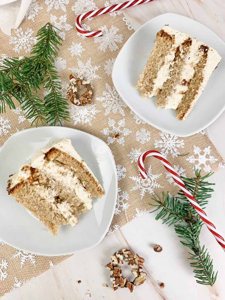 Das ist ein Foto von einem Stück Zimt-Cappuccino-Torte.