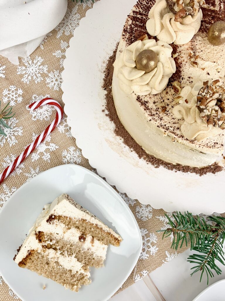 Das ist ein Foto von einer Zimt-Cappuccino-Torte.
