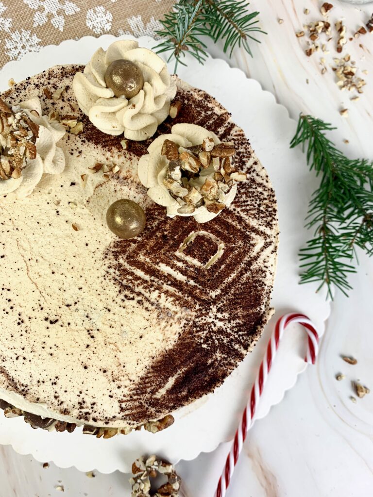 Das ist ein Foto von einer Zimt-Cappuccino-Torte.