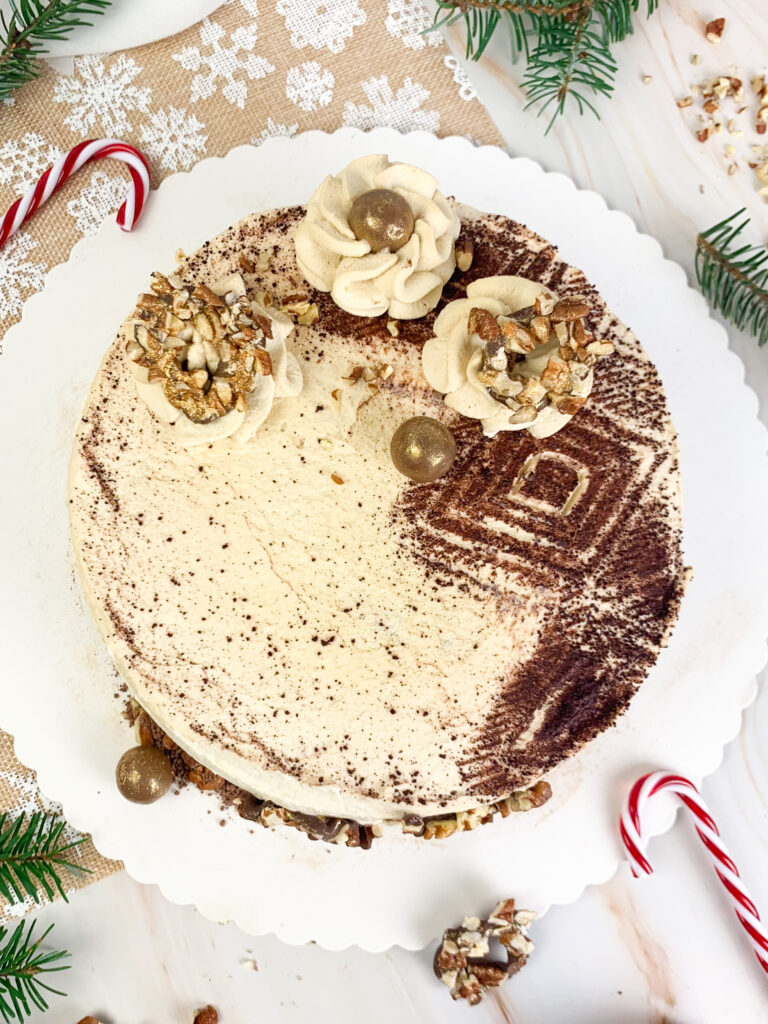 Das ist ein Foto von einer Zimt-Cappuccino-Torte.