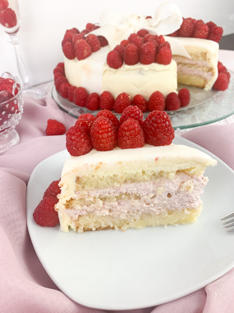 Das ist ein Bild von einer Sekttorte mit Himbeeren.