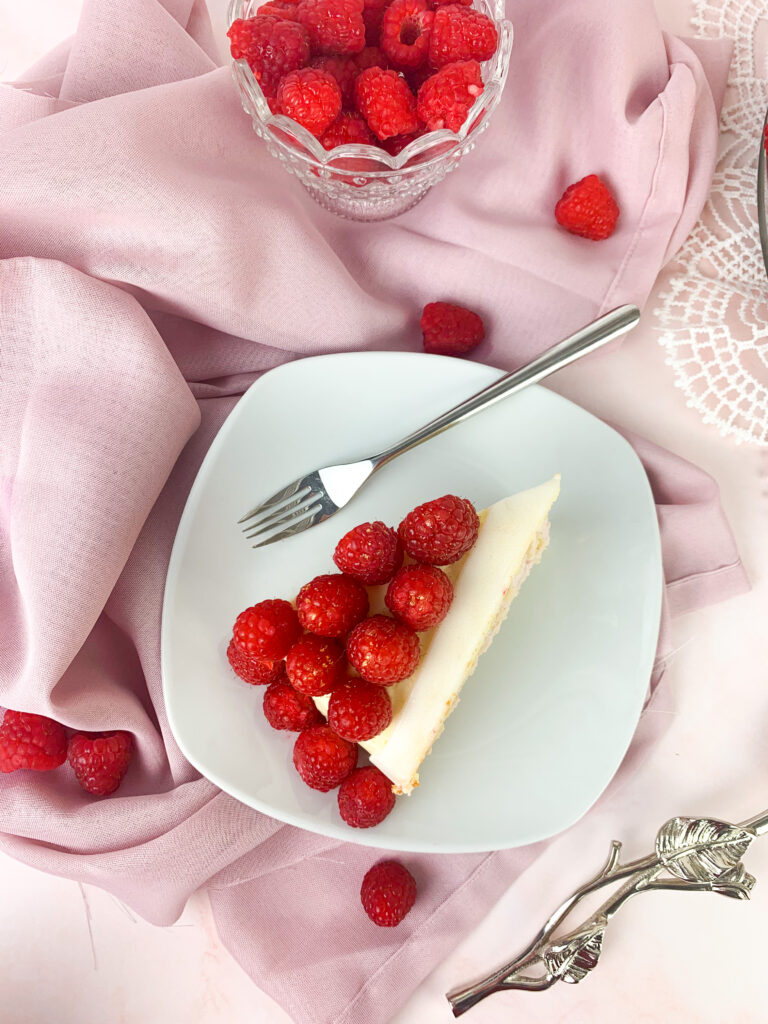Das ist ein Bild von einer Sekttorte mit Himbeeren.