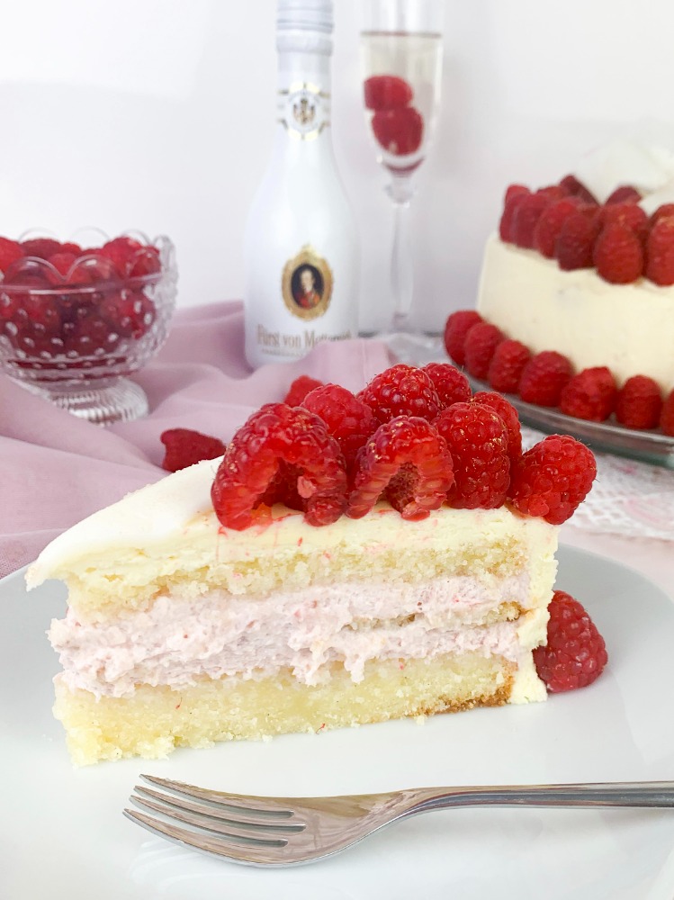 Das ist ein Bild von einer Sekttorte mit Himbeeren.