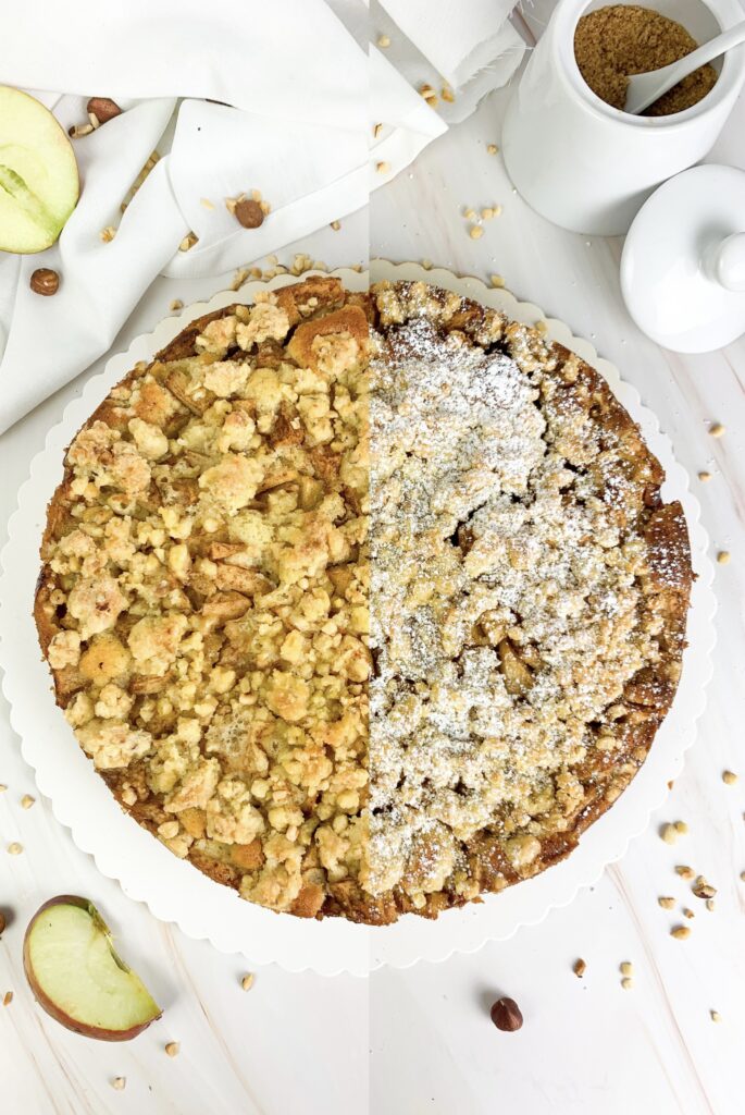 Das ist ein Foto von einem Apfelstreuselkuchen mit und ohne Puderzucker.