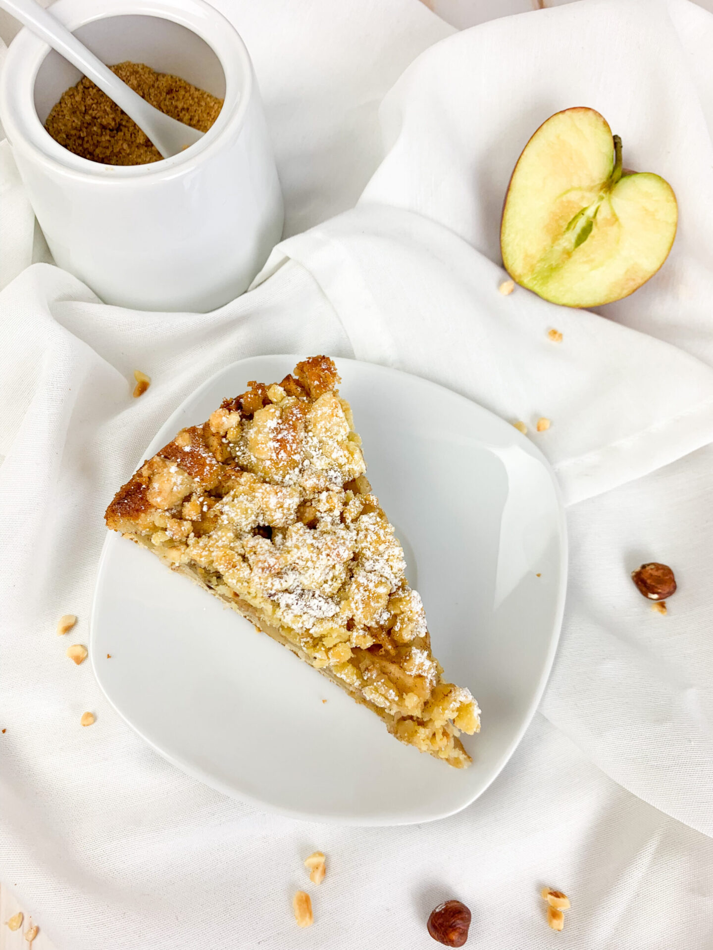 Das ist ein Foto von einem Stück Apfelstreuselkuchen. 
