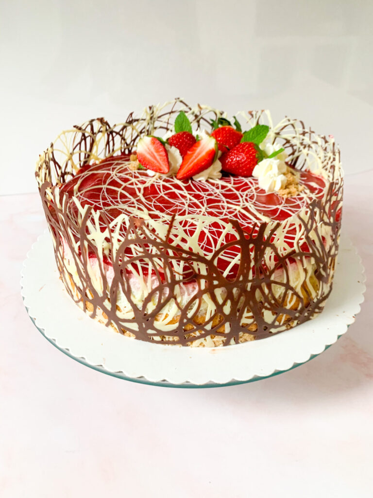 Das ist ein Foto von einer Erdbeertorte mit Joghurtcreme und Erdbeerspiegel.