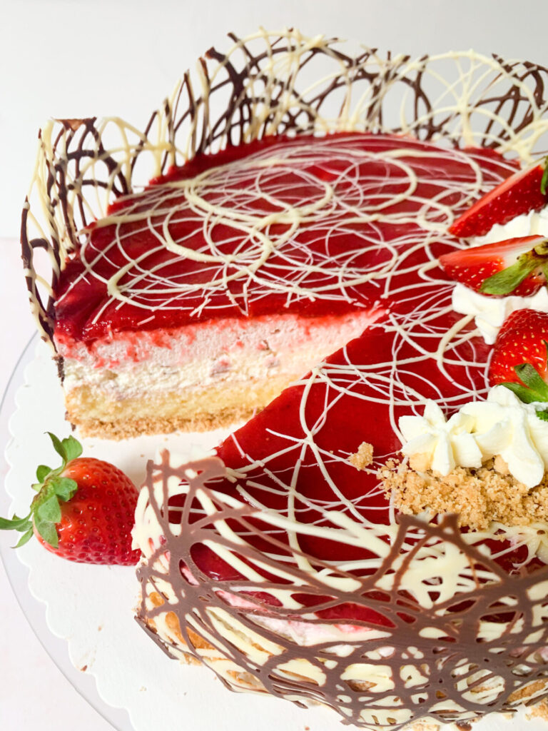 Das ist ein Foto von einer Erdbeertorte mit Joghurtcreme und Erdbeerspiegel.