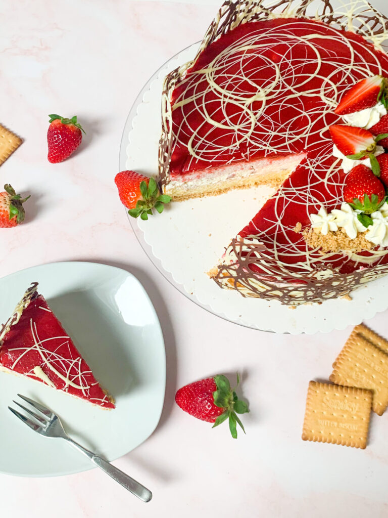 Das ist ein Foto von einer Erdbeertorte mit Joghurtcreme und Erdbeerspiegel.