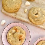 Das ist ein Foto von Cookies mit Marshmallows, weißer Schokolade und Erdnussbutter.
