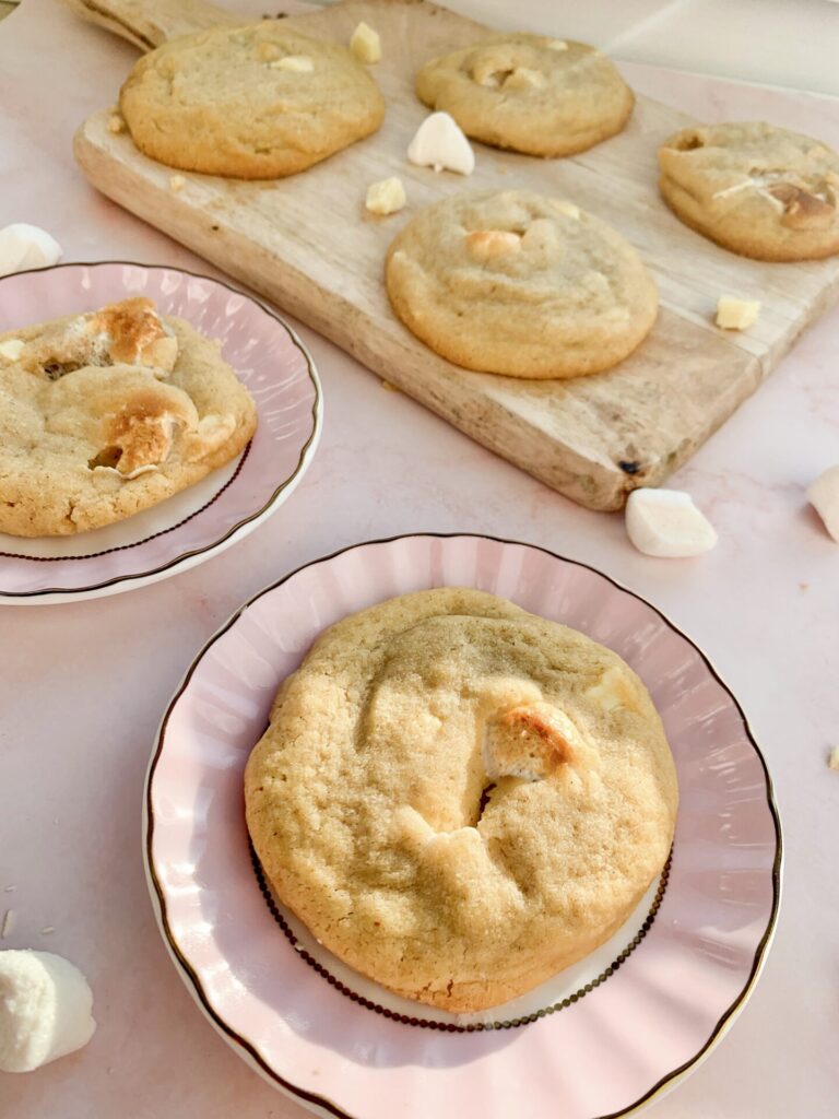 Das ist ein Foto von Marshmallow-Cookies mit weißer Schokolade und Erdnussbutter.