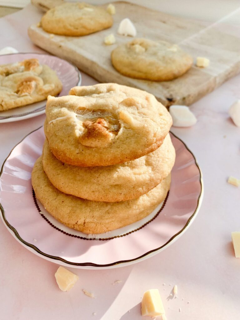 Das ist ein Foto von Marshmallow-Cookies mit weißer Schokolade und Erdnussbutter.
