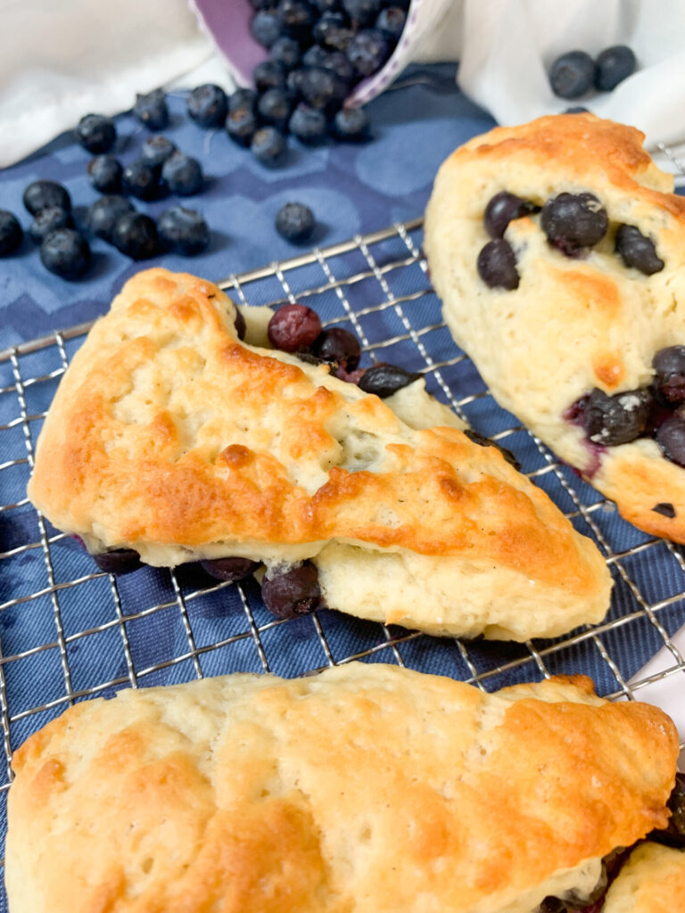 Das ist ein Foto von Blaubeer Scones