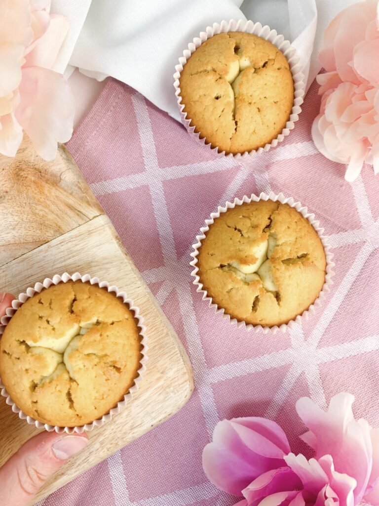 Das ist ein Foto von drei Muffins. 