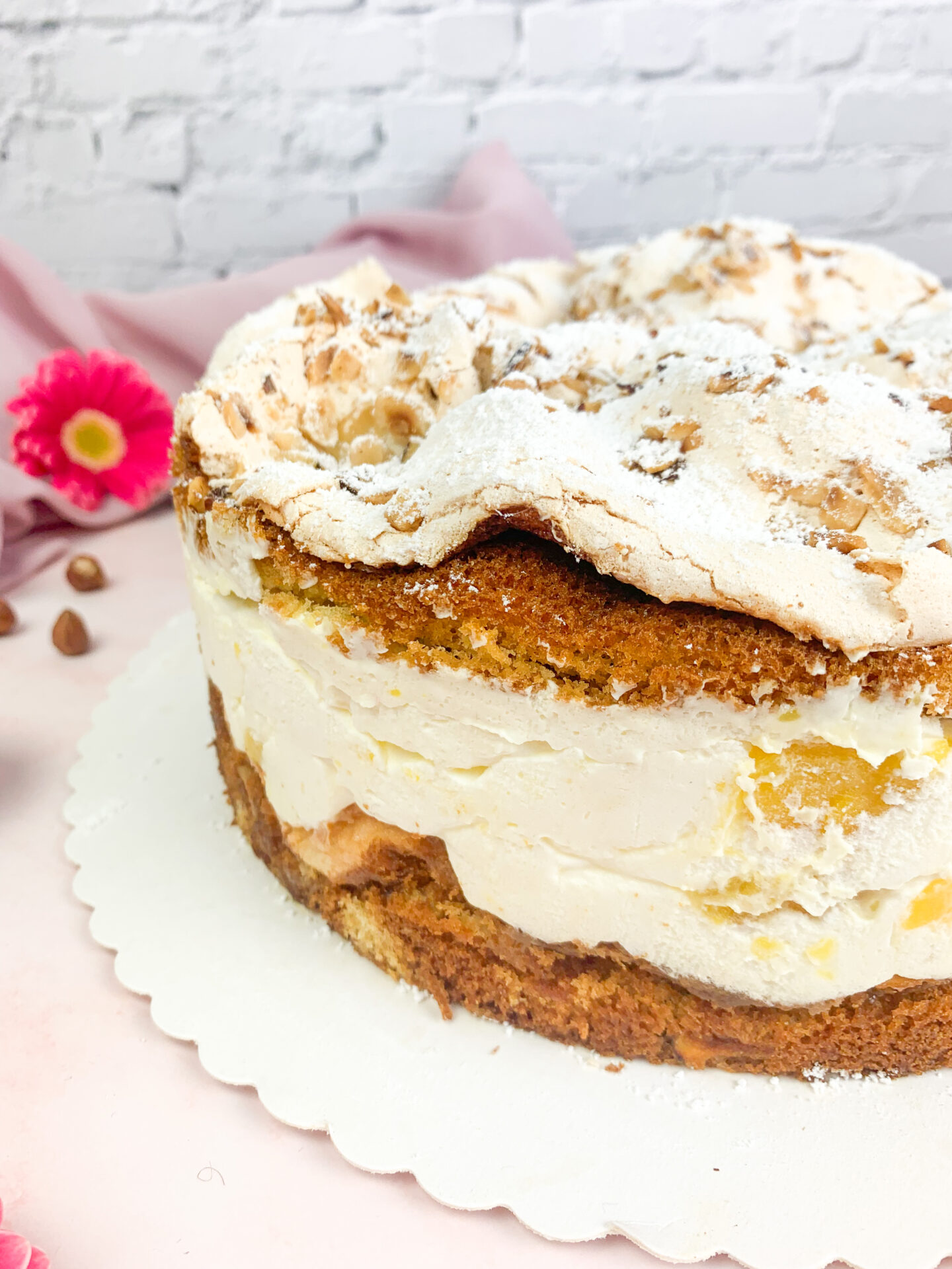 Das ist ein Foto einer Torte mit Baiser