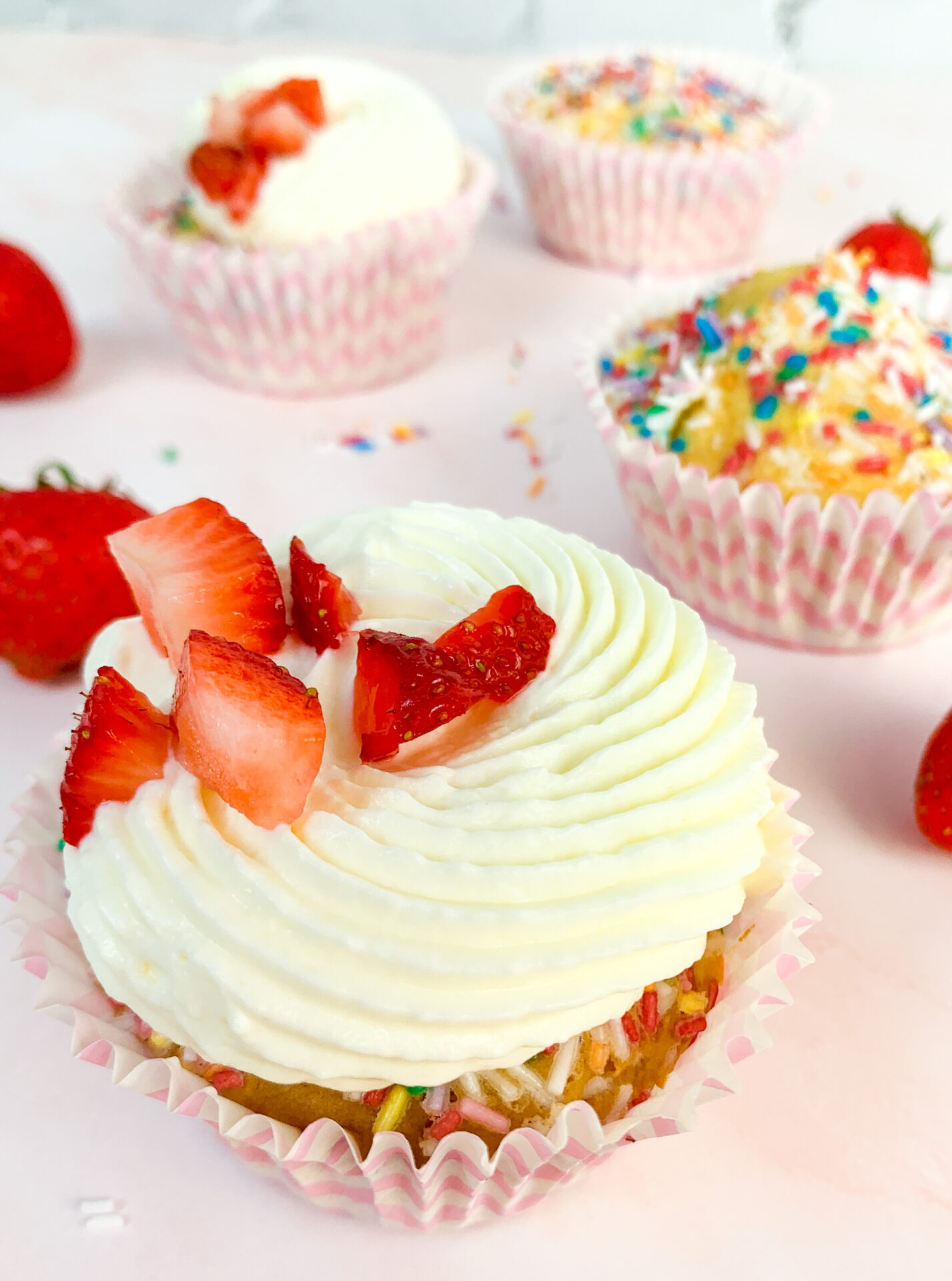 Das ist ein Bild von Cupcakes mit Frischkäse Frosting