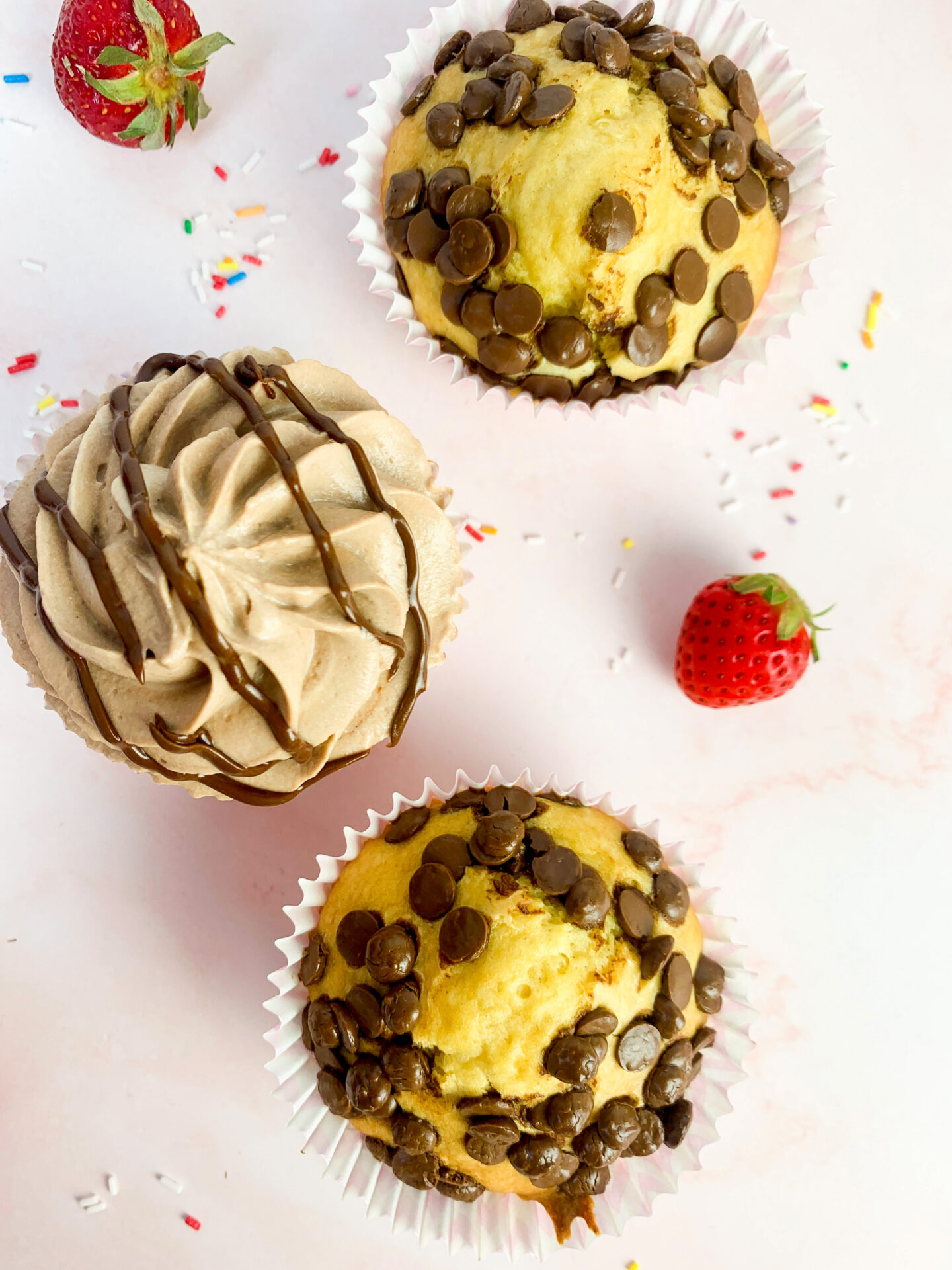 Das ist ein Bild von Muffins mit Nutella Creme und Chocolate Chips.
