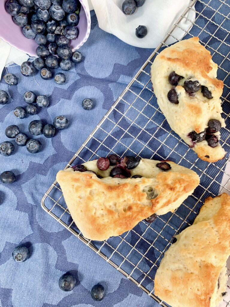 Das ist ein Foto von Blaubeer Scones