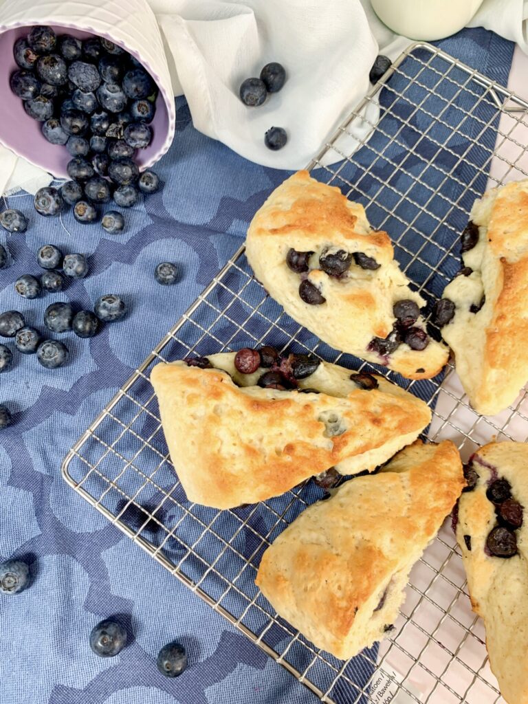 Das ist ein Foto von Blaubeer Scones
