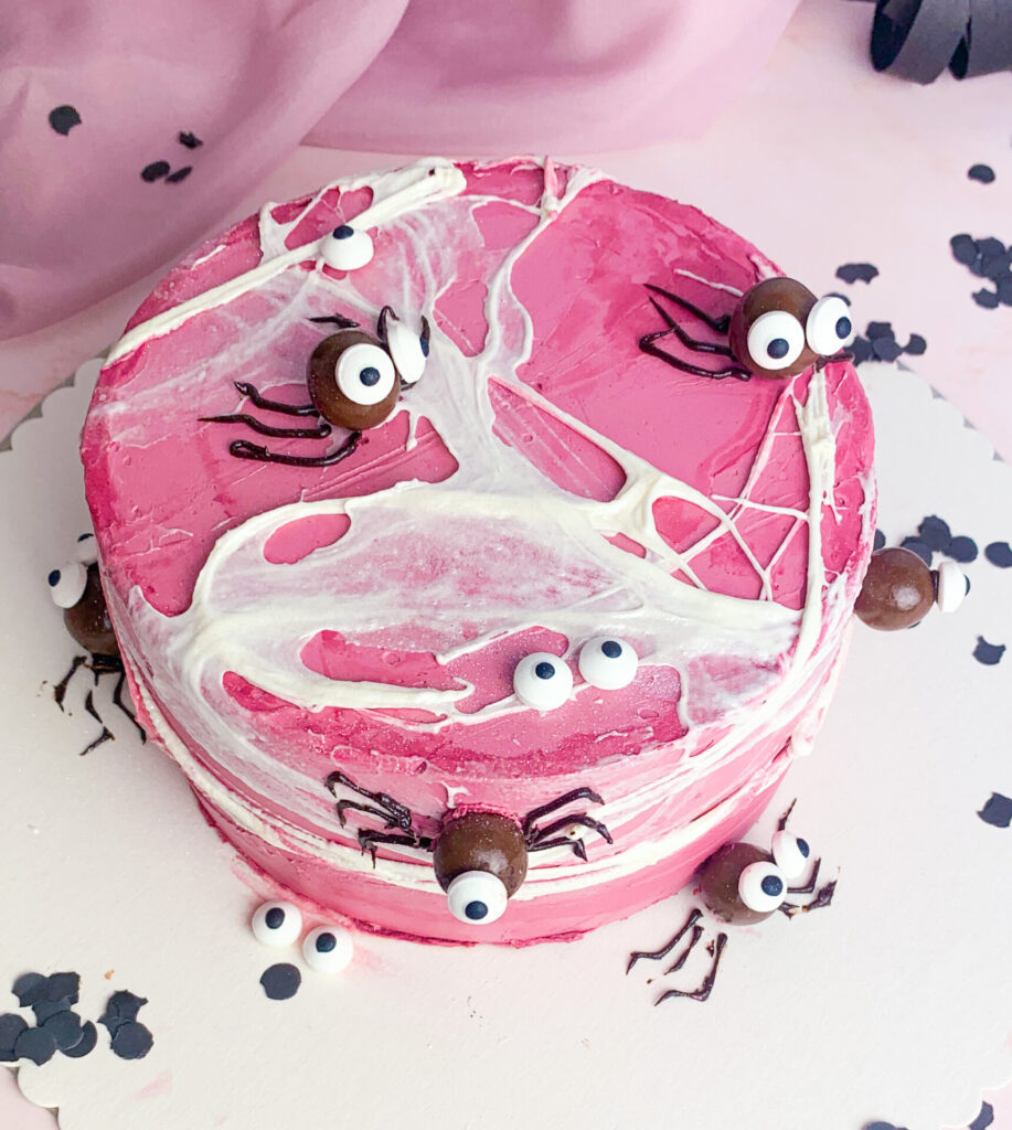 Halloween Torte mit Marshmallow-Spinnennetzen 