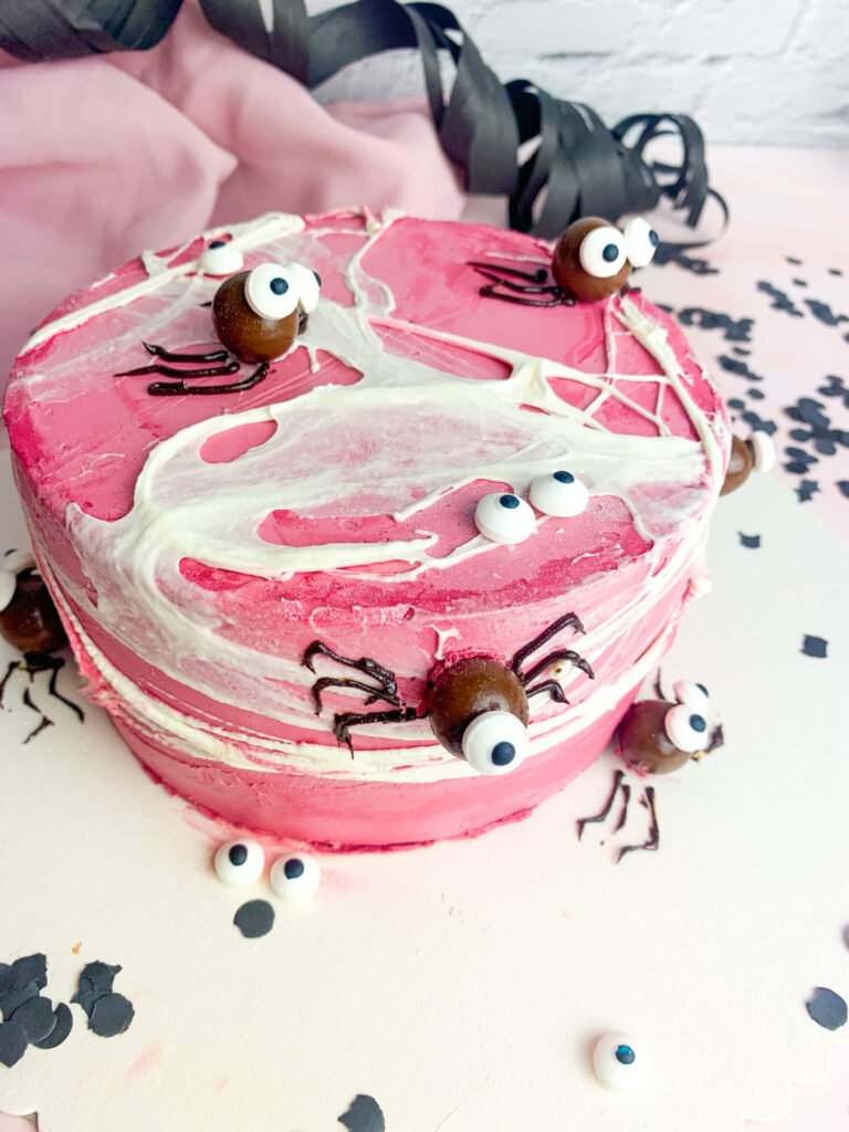 Halloween Torte mit Marshmallow-Spinnennetzen 