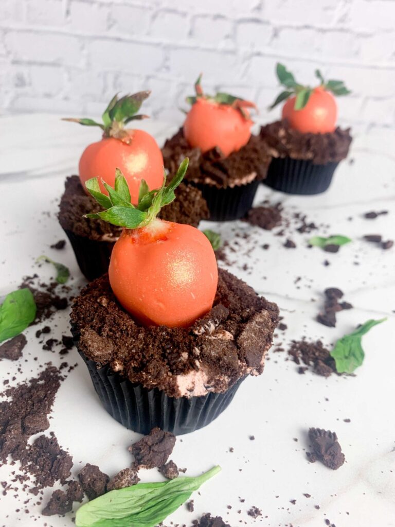 Oster-Cupcakes mit Möhren aus Erdbeeren