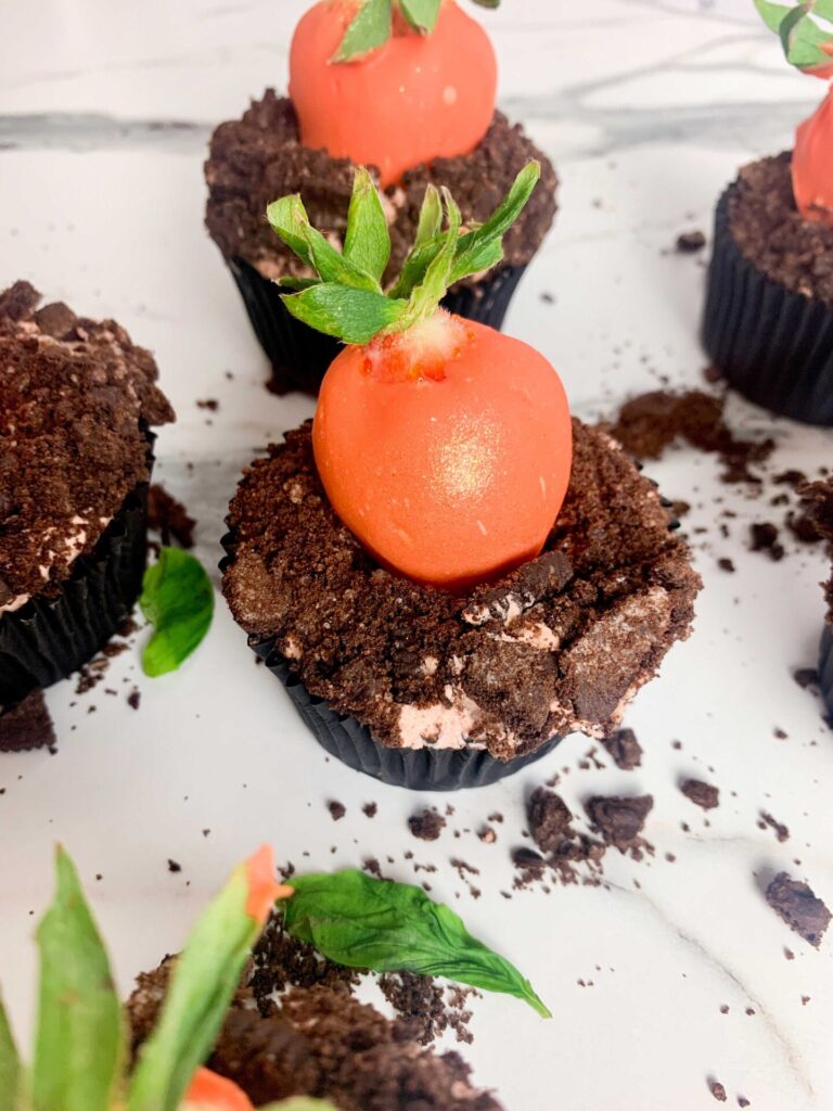 Oster-Cupcakes mit Möhren aus Erdbeeren