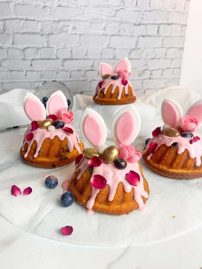 Quark-Gugelhupf mit Hasenohren aus Fondant