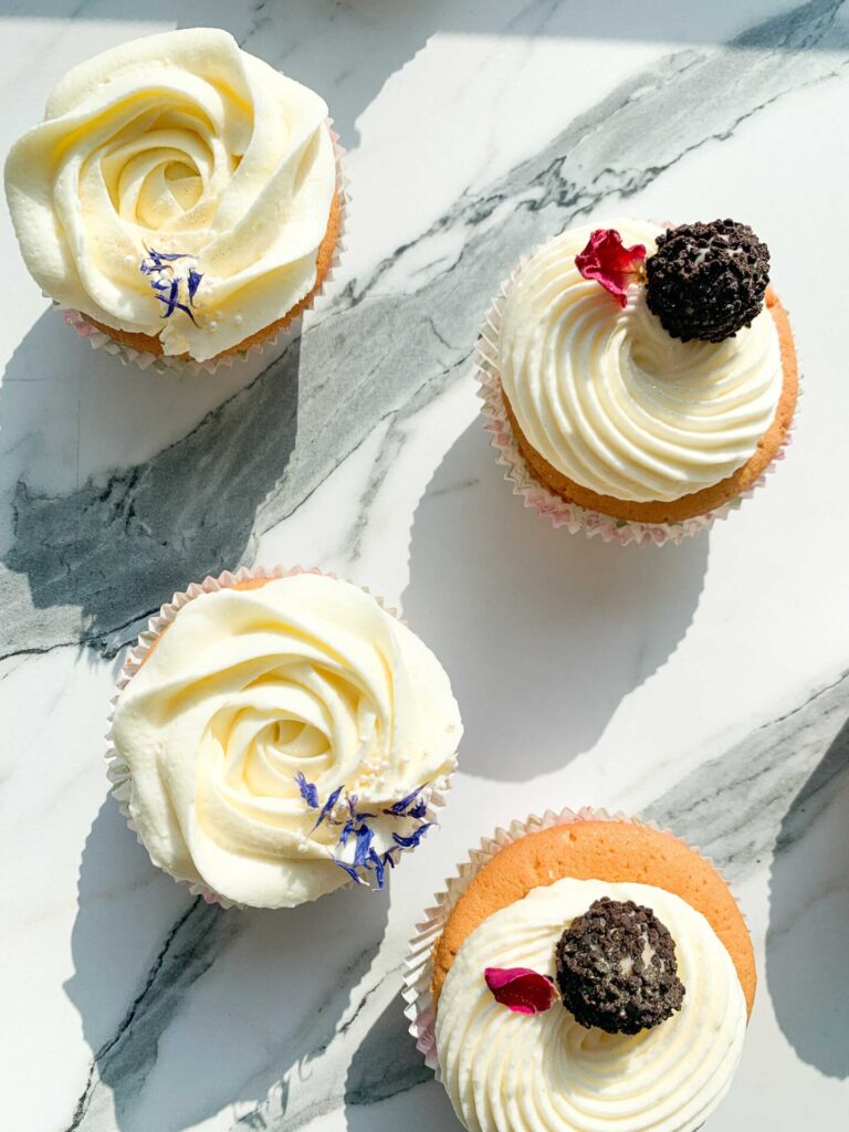 Vanille-Cupcakes mit Beerenfüllung