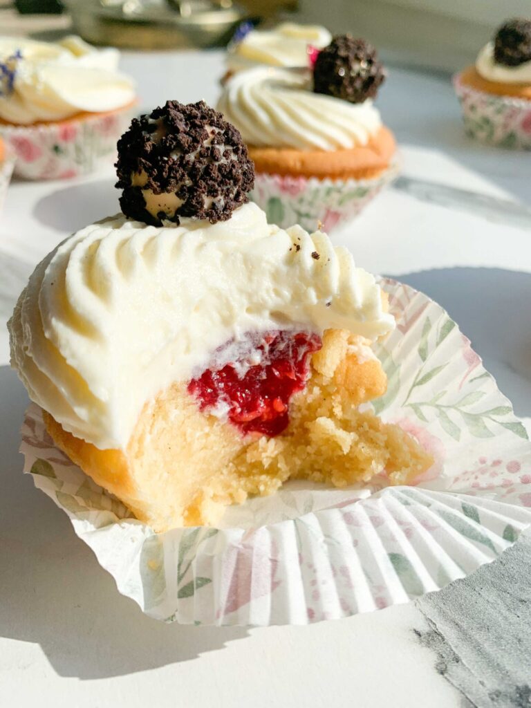 Vanille-Cupcakes mit Beerenfüllung