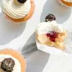 Vanille-Cupcakes mit Beerenfüllung