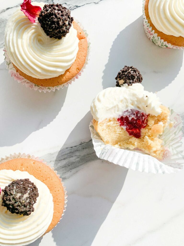 Vanille-Cupcakes mit Beerenfüllung