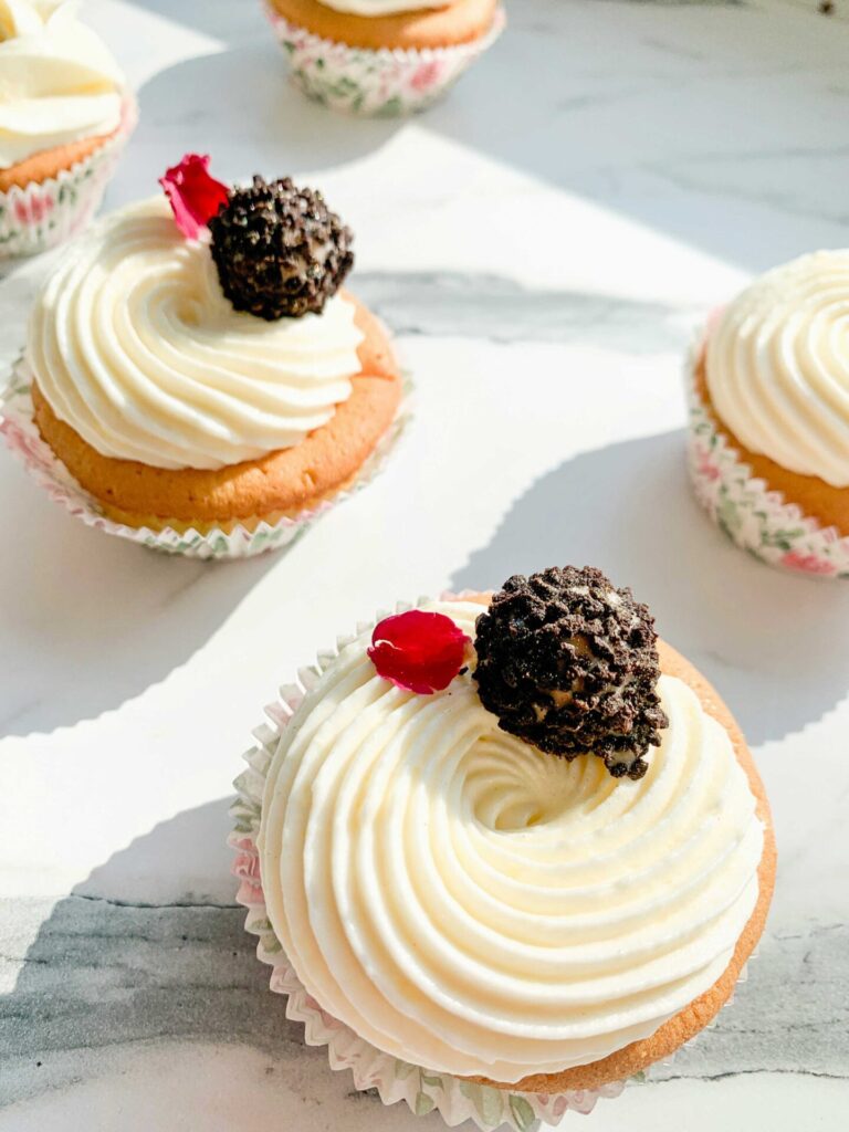 Vanille-Cupcakes mit Beerenfüllung